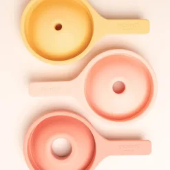 Embudos de silicona plegables coral y amarillo para bandeja Play Tray (3) - Inspire My Play