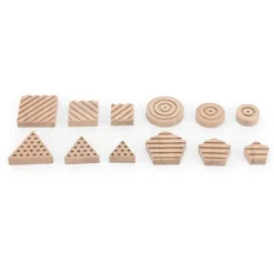 Encajable de madera sensorial formas geométricas y texturas - Andreu Toys