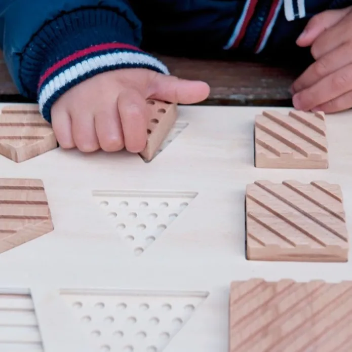 Encajable de madera sensorial formas geométricas y texturas - Andreu Toys