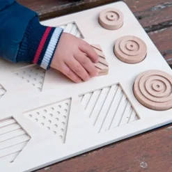 Encajable de madera sensorial formas geométricas y texturas - Andreu Toys