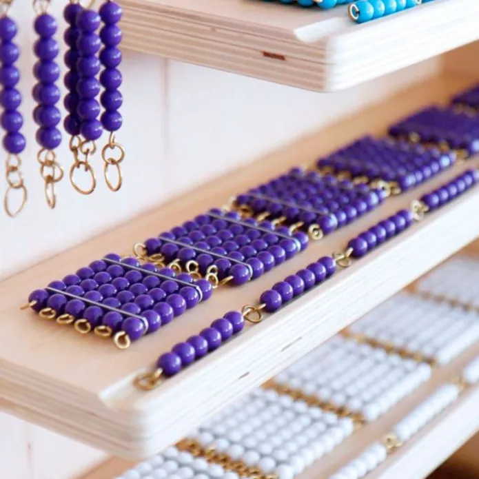 Gabinete de madera con material completo de perlas - Montessori