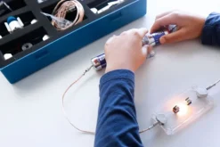 Kit de electricidad con conexiones magnéticas - Commotion Distribution