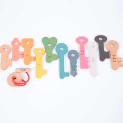 Llaves de madera para enhebrar y contar (12) - TickiT