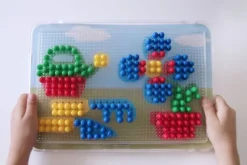Maletín Pegs con pinchos de colores de 1 cm - Miniland