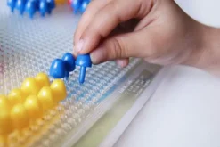 Maletín Pegs con pinchos de colores de 1 cm - Miniland