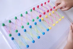 Maletín Pegs con pinchos de colores de 1 cm - Miniland