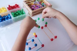 Maletín Pegs con pinchos de colores de 1 cm - Miniland