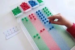Maletín Pegs con pinchos de colores de 1 cm - Miniland