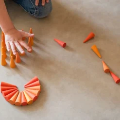 Mandala Conos con 36 conos de madera colores naranjas - Grapat
