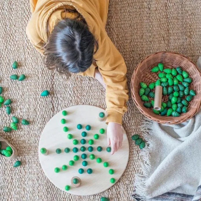 Mandala con 36 árboles de madera colores verdes - Grapat