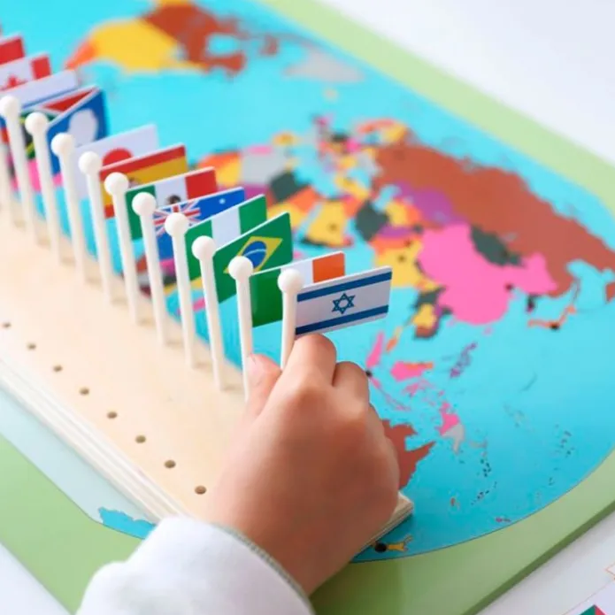 Mapa del mundo de madera con banderas - Montessori