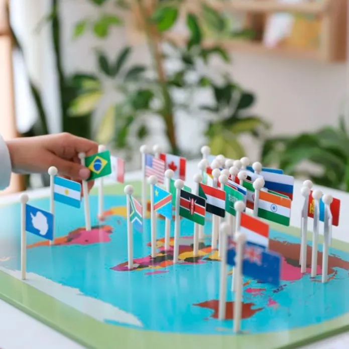 Mapa del mundo de madera con banderas - Montessori