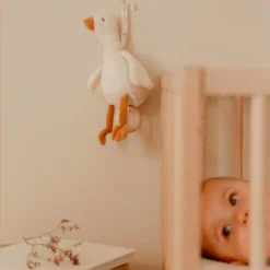 Oca de peluche musical con colgador Newborn Naturals - Little Dutch