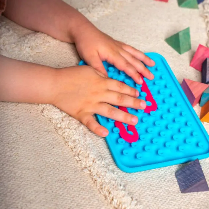 Panel sensorial rojo con 2 gusanos - Wiggly Toy