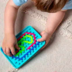 Panel sensorial rojo con 2 gusanos - Wiggly Toy