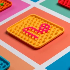 Panel sensorial rojo con 2 gusanos - Wiggly Toy