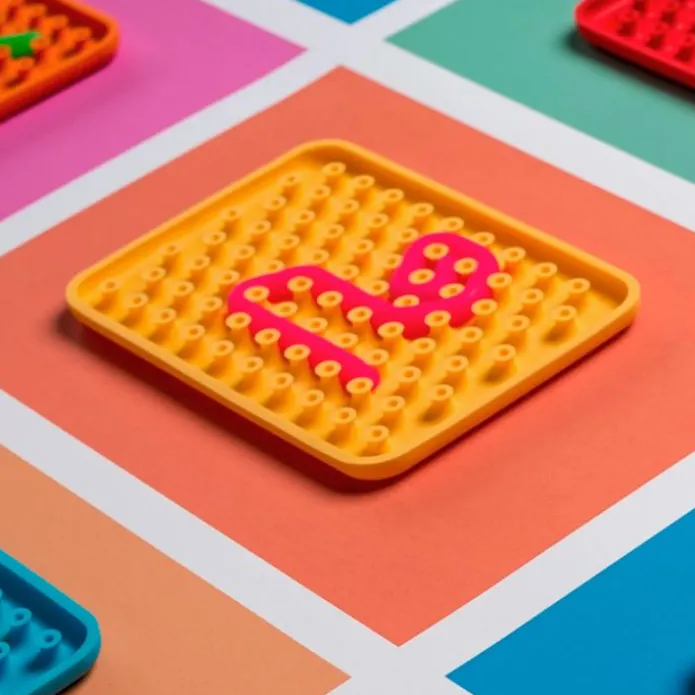 Panel sensorial rojo con 2 gusanos - Wiggly Toy