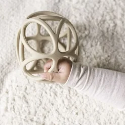 Pelota sensorial de silicona beige - Little Dutch