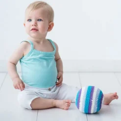 Pelota sonajero de crochet azul - aPunt Barcelona