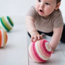 Pelota sonajero de crochet rosa - aPunt Barcelona