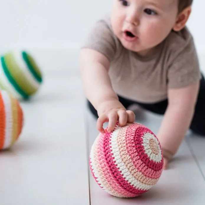 Pelota sonajero de crochet rosa - aPunt Barcelona