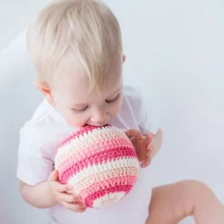 Pelota sonajero de crochet rosa - aPunt Barcelona