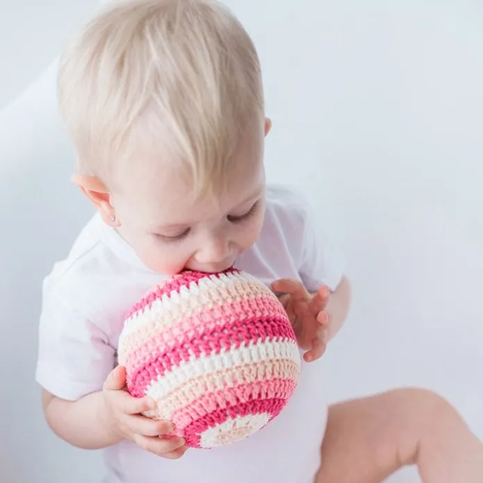 Pelota sonajero de crochet rosa - aPunt Barcelona