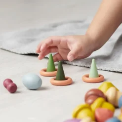 Piezas de madera de colores Cesta de los tesoros (42) - TickiT