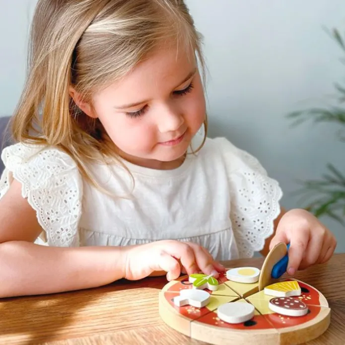 Pizza en porciones e ingredientes de madera - Mentari