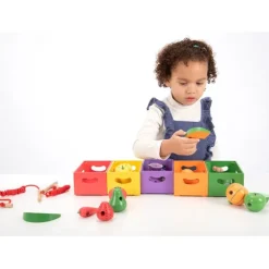 Set de 5 cajas con 20 frutas y verduras de madera para coser - TickiT