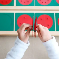 Set de 10 círculos de metal con stand de madera para fracciones - Montessori