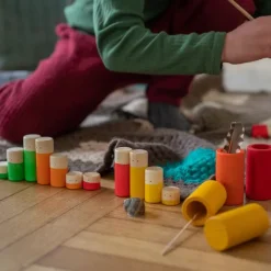 Set de muñecos Lo y tubos de madera de colores (36) - Grapat