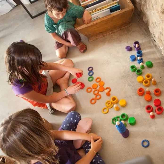Set de muñecos Nins®, anillas y monedas de madera colores arcoíris - Grapat