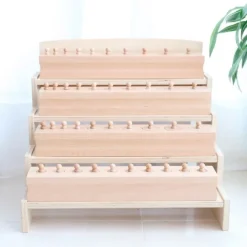 Stand de madera para cilindros con botón - Montessori