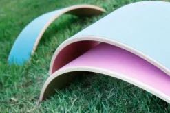 Tabla curva de madera de haya lacada transparente con fieltro azul Original - Wobbel