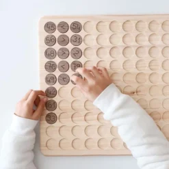 Tabla y fichas con números de madera para matemáticas - Ösbru
