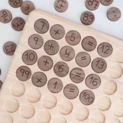 Tabla y fichas con números de madera para matemáticas - Ösbru