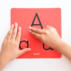 Tarjetas sensoriales con letras para aprender a escribir Essentiel - Janod