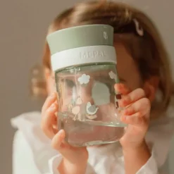 Vaso de aprendizaje antiderrame 360º verde Pequeña Granja Mepal - Little Dutch