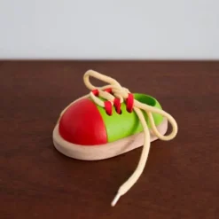 Zapato de madera con cordones para atar verde y rojo - PlanToys